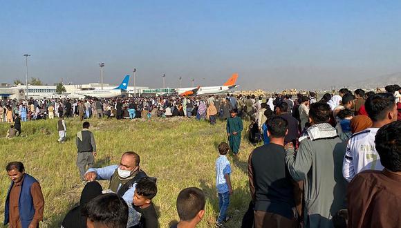 Los afganos se agolpan en el aeropuerto mientras esperan salir de Kabul el 16 de agosto de 2021 (Foto de Shakib Rahmani / AFP).