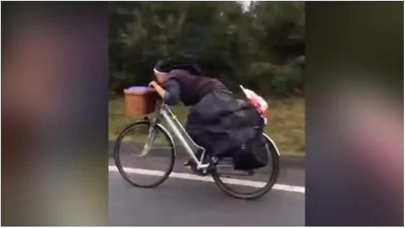​Youtube: monja en bicicleta a toda velocidad causa furor en redes sociales [VIDEO]