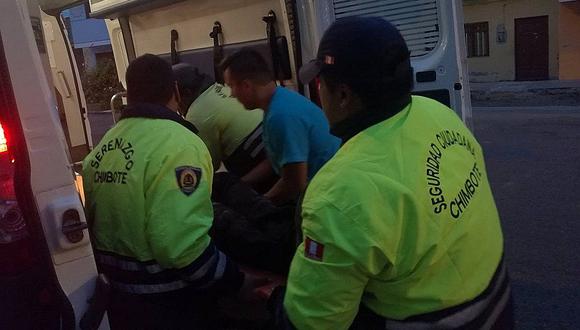 Chimbote: Serenos auxilian a joven golpeado y abandonado en plena vía pública 