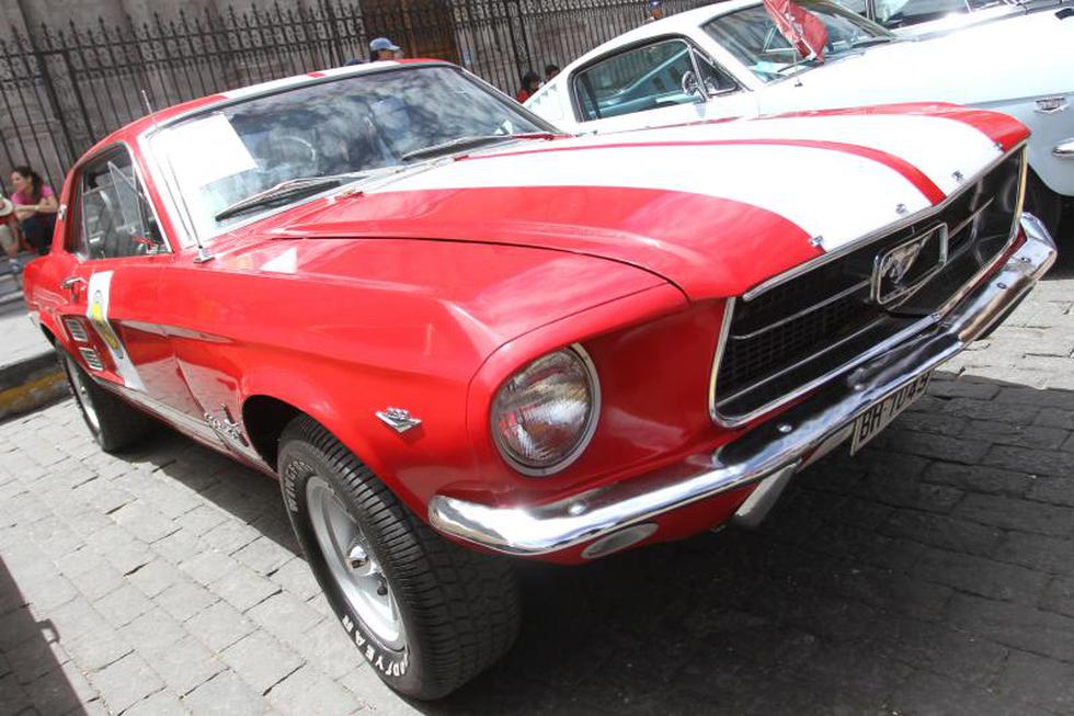 Exhiben autos antiguos en Plaza de Armas