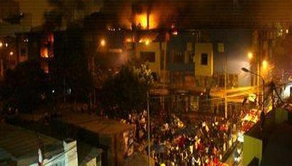 Incendio de grandes proporciones se registra en el Cercado de Lima 