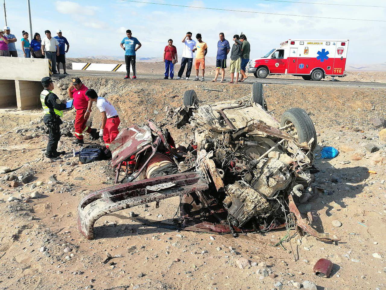 Muere policía retirado que chocó su auto contra muro 