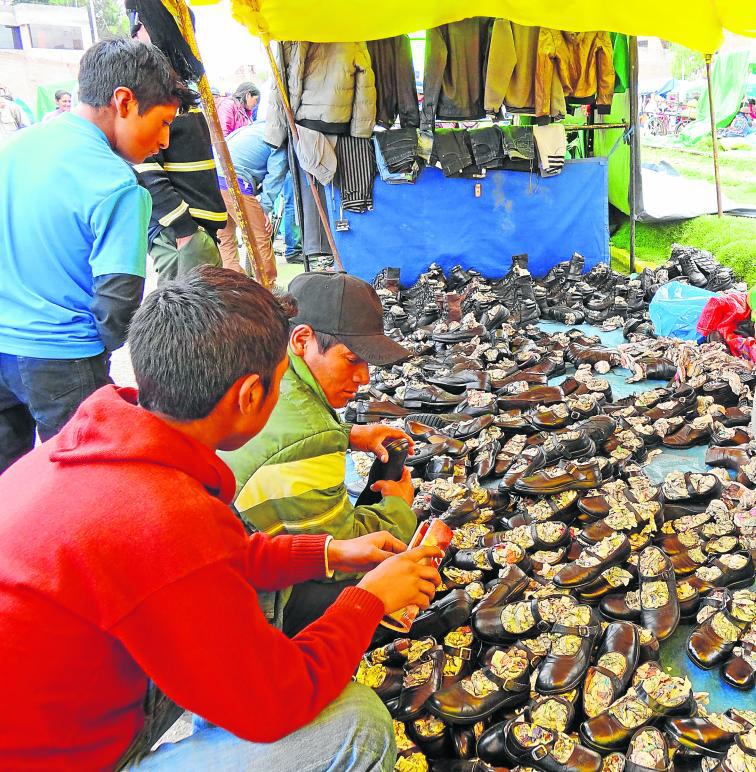 Zapatos baratos para escolares se encuentran en la cachina