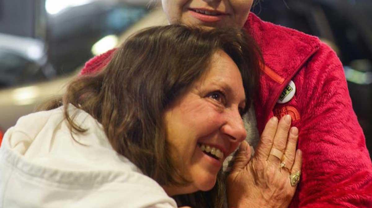 Madre llora al escuchar el corazón de su hijo en el cuerpo de otra mujer