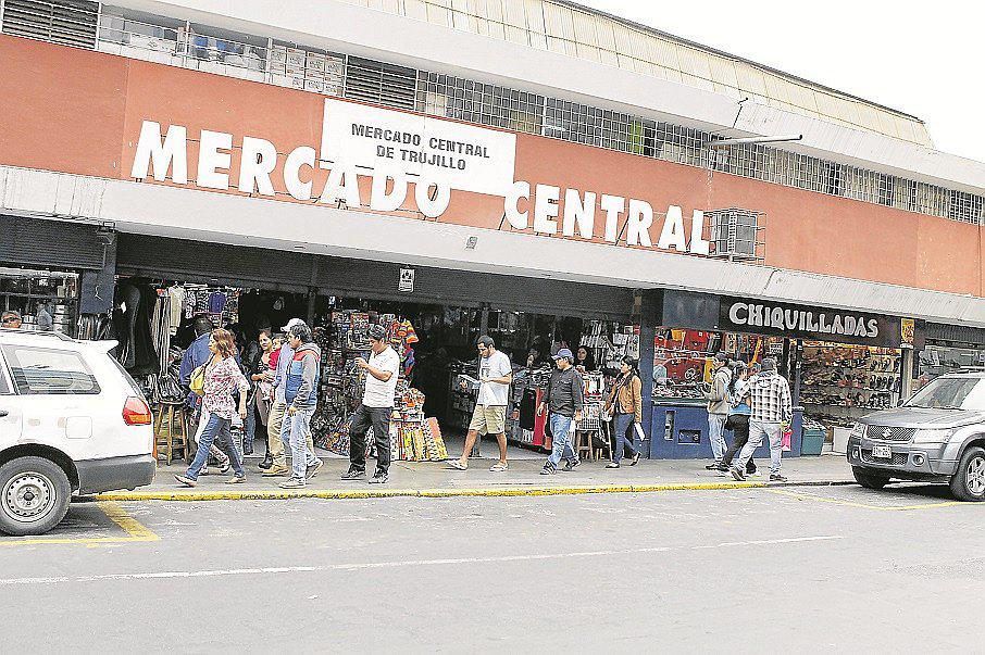 Evidencian el mal estado de los techos del Mercado Central