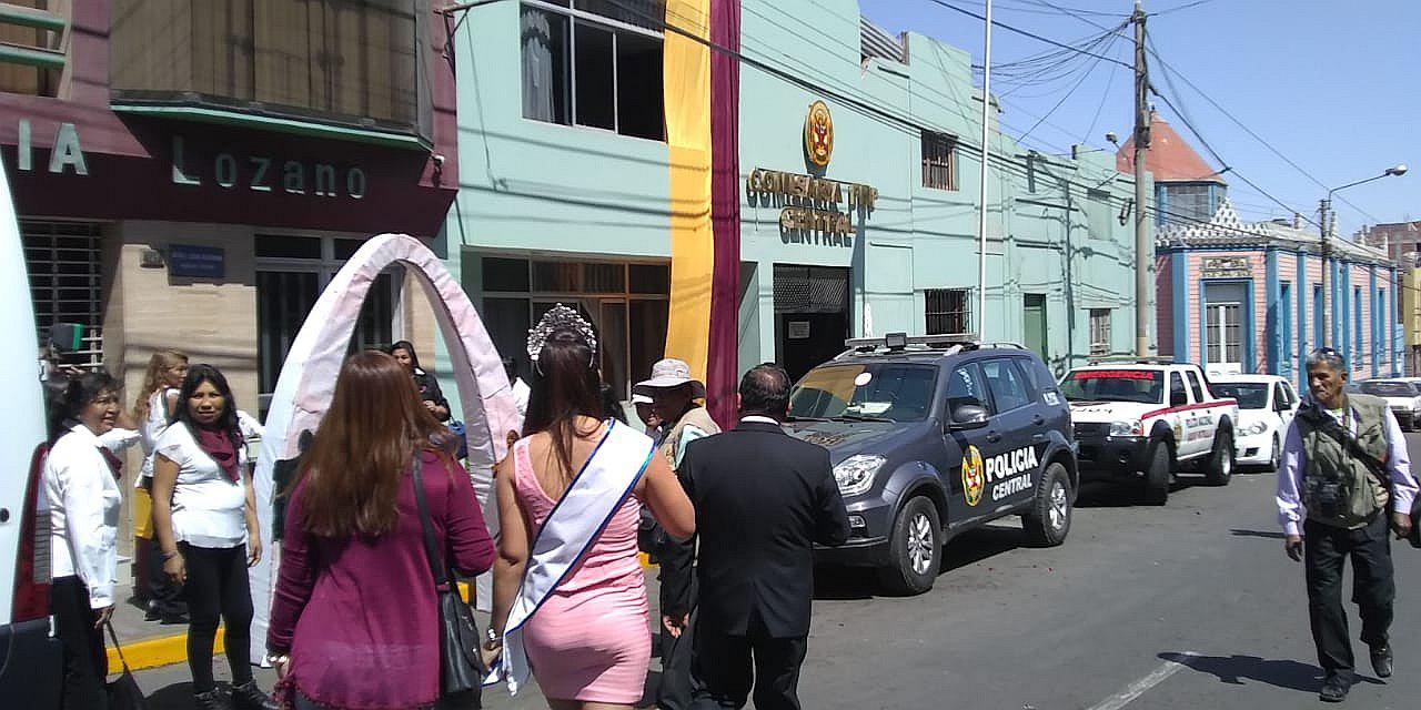 Intervienen a hombre que tomaba fotografías a Reina debajo del estrado