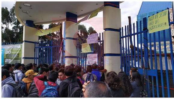 Estudiantes toman local de Universidad Nacional del Centro del Perú 