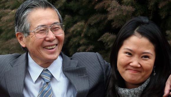 Alberto Fujimori y Keiko Fujimori sonriendo hace algunos años.