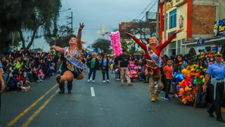 Gran corso por Festival Internacional de la Primavera en Trujillo