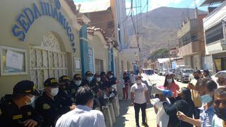 Trabajadores de Seda Huánuco cierran sus puertas por aniversario y usuarios protestan por reposición de servicio de agua