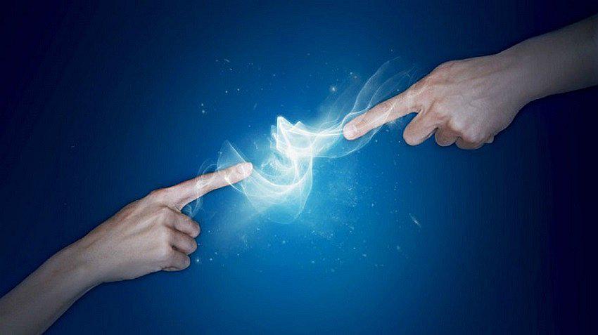 Descubre por qué se dan los "corrientazos" al rozar con otra persona