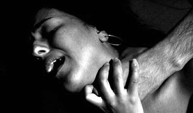 Hombre le arrancó el labio a su pareja de un mordisco