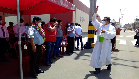 Alcalde Julio Medina estuvo acompañado del flamante gerente Jorge Chaparro Jiménez en inauguración de obra vial. (Foto: Adrian Apaza)