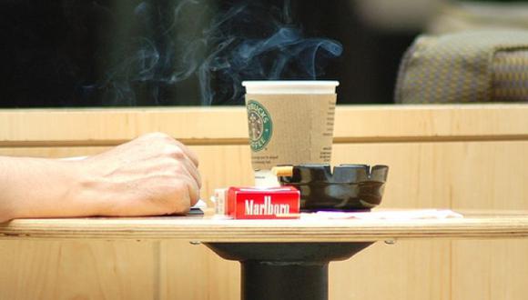 Starbucks prohibirá fumar cerca a sus 7.000 locales en EE.UU.