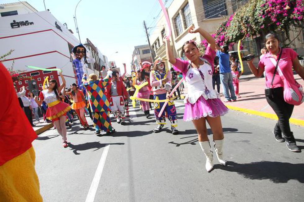 Payasos celebraron su día marchando por las calles (FOTOS)