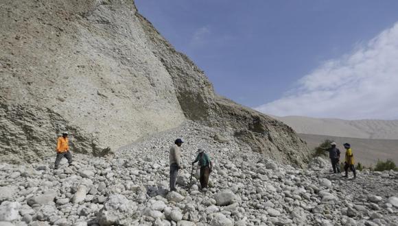 Este es el estado ruinoso en que quedó la vía Jaquí-Yauca a causa del sismo de 6,8 grados en Arequipa. El derrumbe de un cerro ubicado al borde sepultó también canales de riego y cultivos de olivos. (Foto: Alonso Chero)