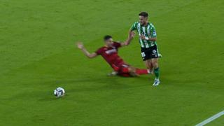 Gonzalo Montiel vio la roja tras fuerte infracción contra Álex Moreno en el Real Betis vs. Sevilla