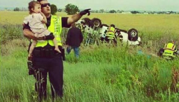 Facebook: ​Policía canta a niña que acaba de perder a su padre en un accidente 