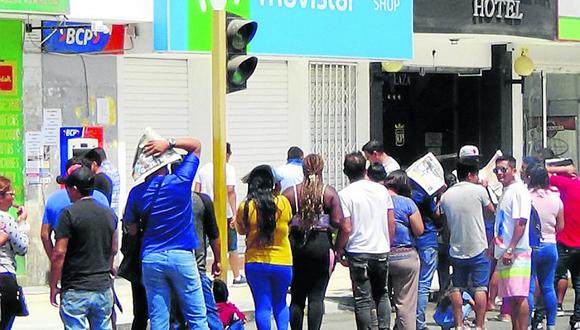 Largas colas y protestas por mantenimiento de cajeros electrónicos