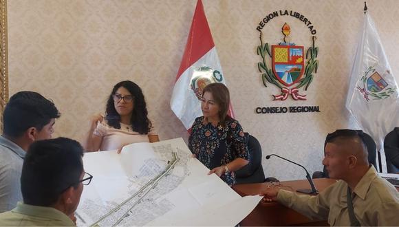 Dirigente de 15 asentamientos humanos de La Esperanza se reunió con presidenta de Consejo Regional, Verónica Escobal. Acordaron buscar a gerente general, Martín Namay.