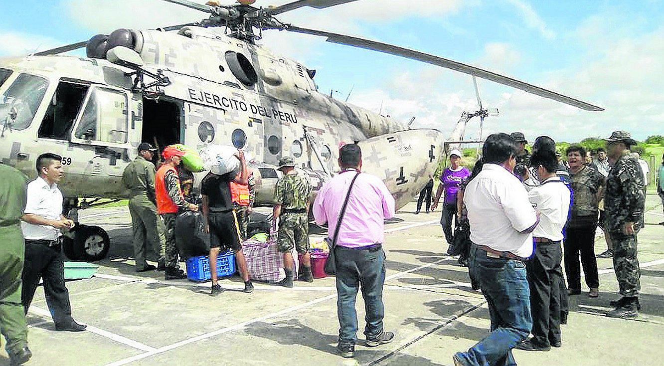 Tumbes: Helicóptero del Ejército traslada medicamentos y víveres a Casitas 
