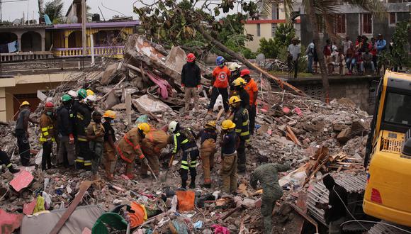 El balance oficial da cuenta de que 34 personas han sido rescatadas con vida de entre los escombros en las últimas 48 horas. (Foto: EFE/ Orlando Barría)