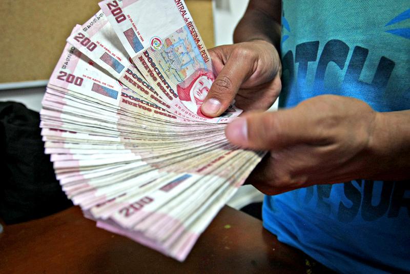 Intervienen a limeña que estafaba con billetes falsos