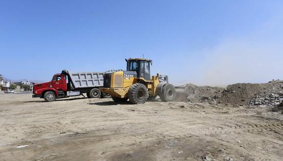 Municipalidad viene acondicionado terreno para albergar a comerciantes pese a que -según orden profesional- área debe ser usada como espacio público recreacional.