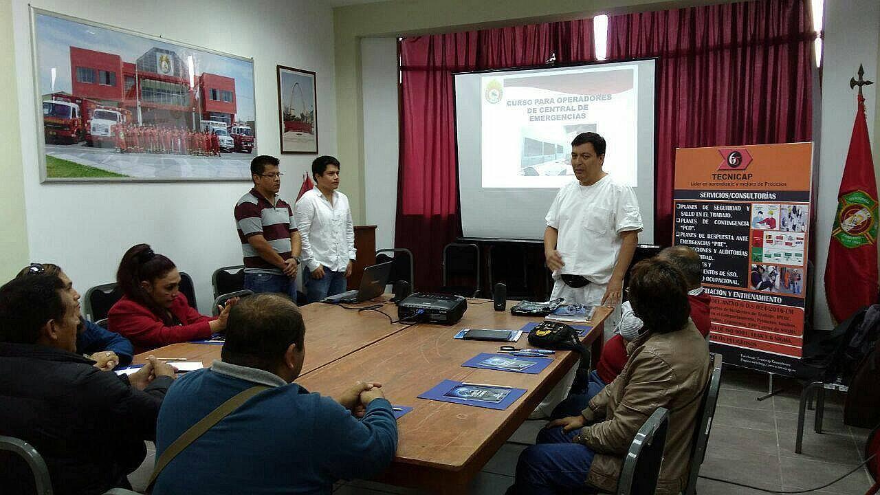 Capacitan a operadores de la central de bomberos