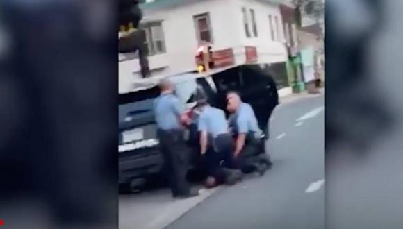 George Floyd: nuevo video muestra a tres policías presionado sus rodillas sobre él