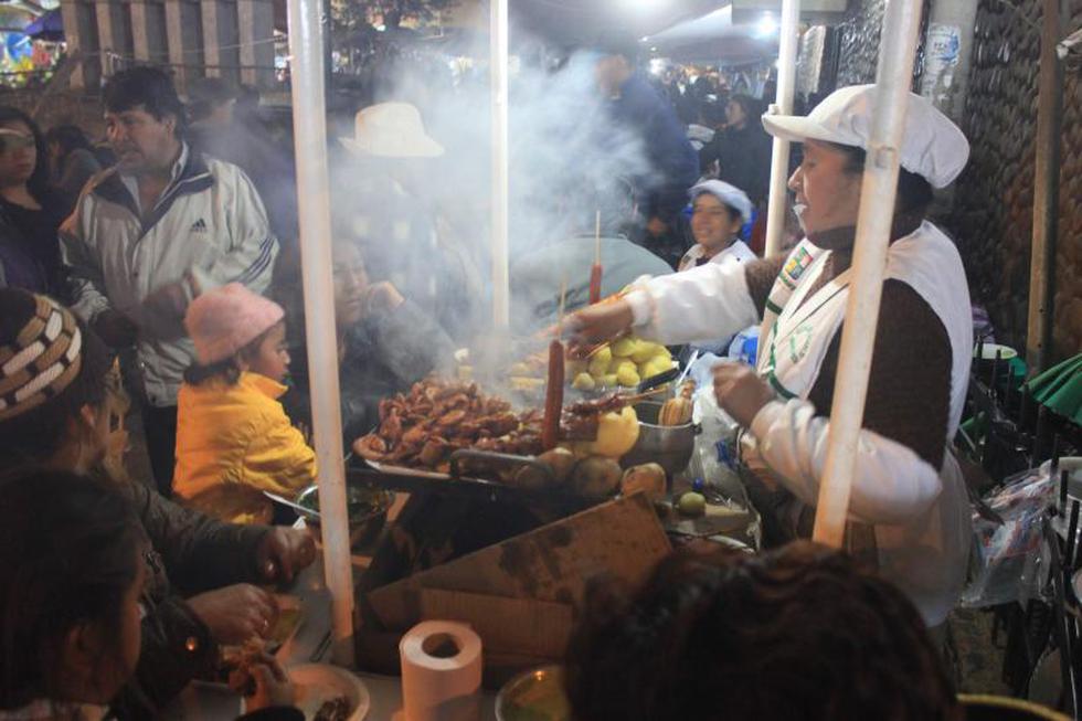 Comida criolla inunda las noches del mercado Modelo (FOTOS)