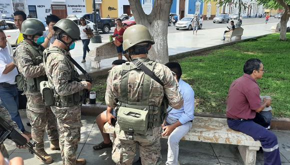 Personal que tenga restricciones para trasladarse a una dependencia militar y registrarse, lo podrá hacer en cualquier sede policial o autoridad local. (Foto: Andina)
