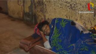Amputan pierna a joven que evitó femicidio y está postrado en un colchón en plena calle (VIDEO)