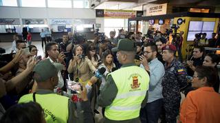 Guaidó llegó al aeropuerto de Caracas en medio de enfrentamientos entre chavistas y diputados opositores