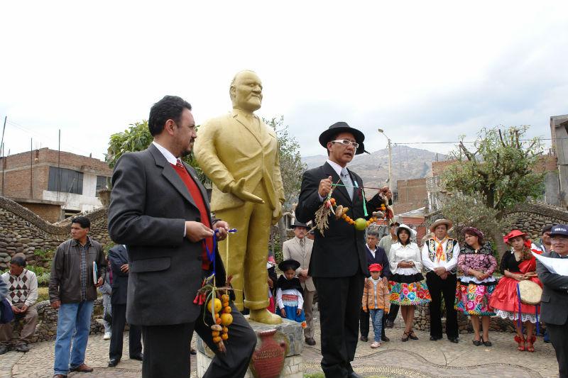 En el día del Folklore imponen "Huallas" a cultores del arte