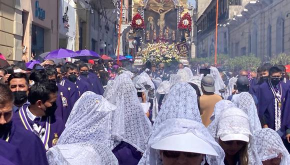 Devotos acompañan en la última procesión del Señor de los Milagros en Arequipa| Foto: Soledad Morales