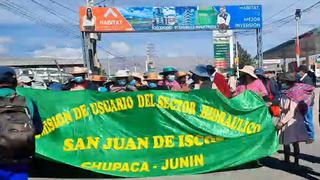 Paro por alza de fertilizantes: agricultores bloquean puente en Huancayo, marchan en Tumbes y cierran carretera en Piura
