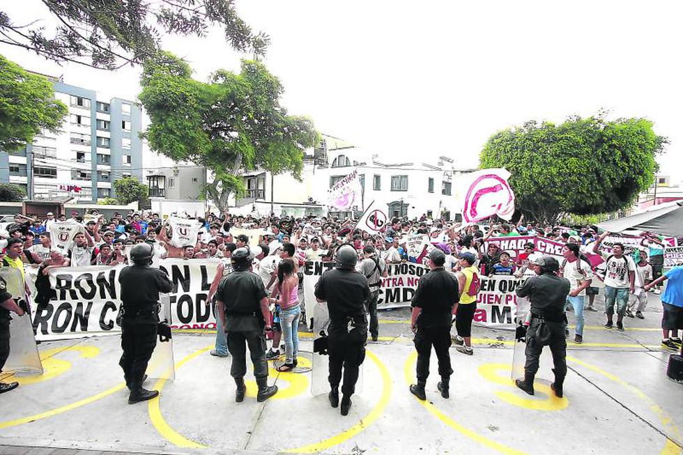 Hinchas de Universitario de Deportes hicieron plantón frente a las oficinas de CMD