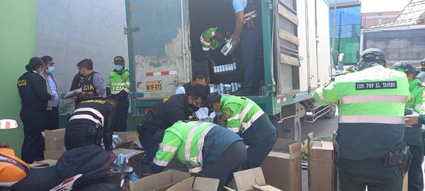 PNP finds 16,000 packs of cigarettes hidden in truck coves arriving in Huancayo (PHOTOS)