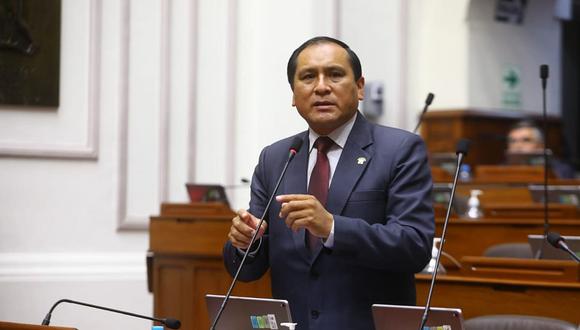 Flavio Cruz, de Perú Libre, dijo que las nuevas denuncias contra el presidente Pedro Castillo "no tienen credibilidad". (Foto: Congreso)
