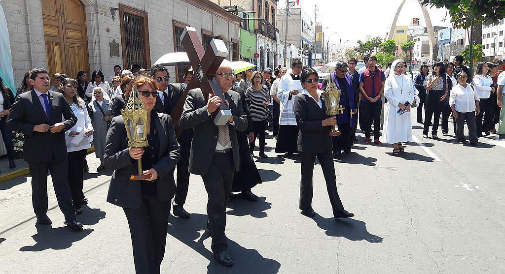 Iglesia Católica recuerda hoy el vía crucis de Jesucristo con escenificación en los templos