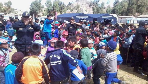 Facebook: Video de policías que bailan con niños de Huancavelica se vuelve viral 