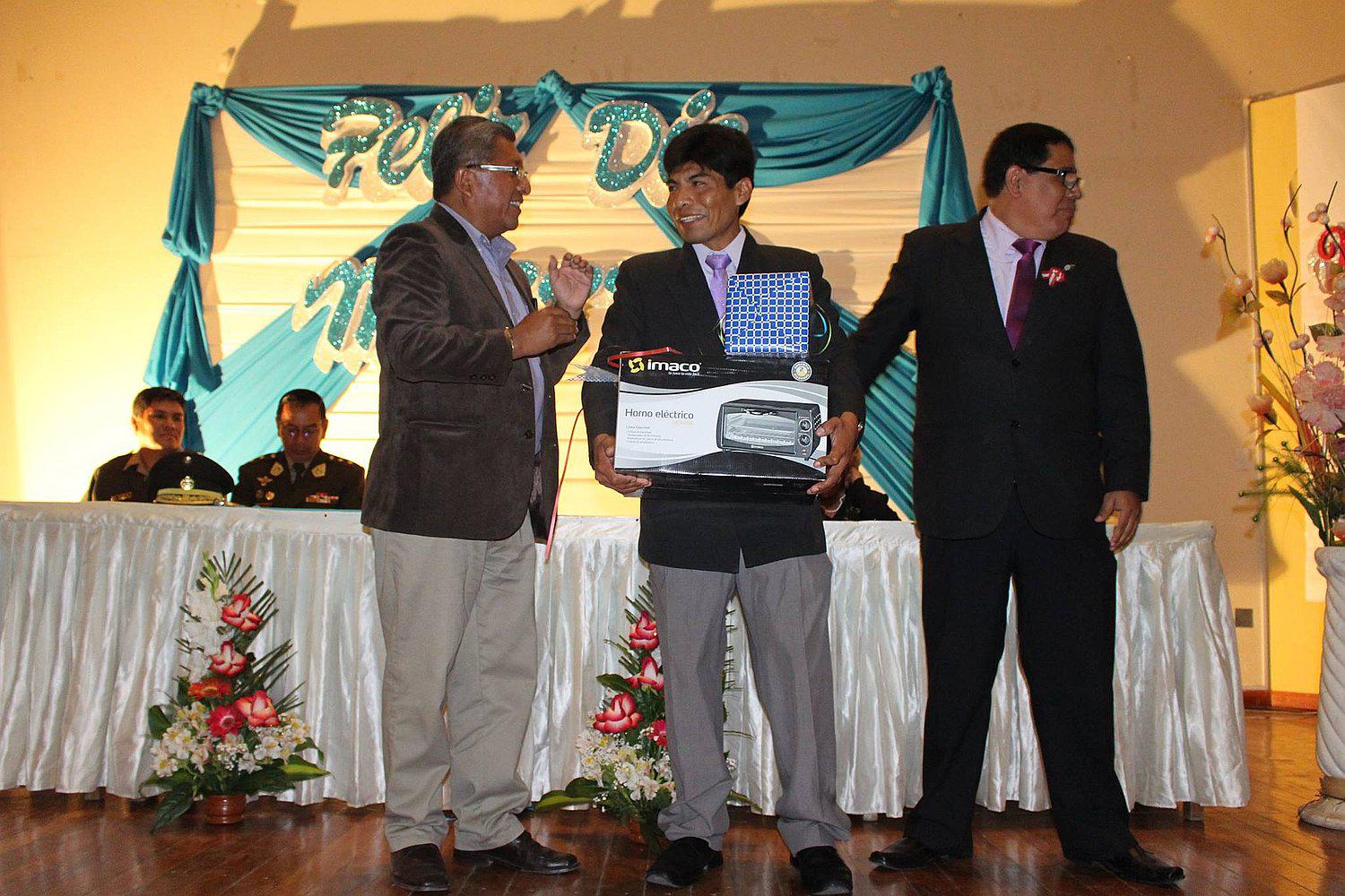 Día del Maestro: Distinguen a docentes que destacaron en prueba ECE 2015