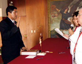 Ex juez Olaya y su sucesor en el brasero