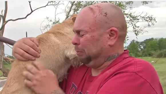 El conmovedor reencuentro de un perro con su dueño tras tornado (VIDEO)