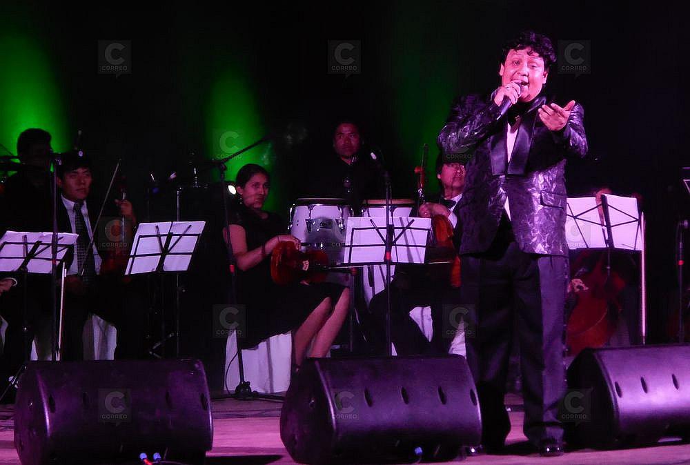 Doble de Juan Gabriel le rinde homenaje al divo de México en el Teatro Municipal