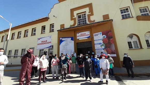 Familiares de pacietes con COVID-19 protestan por fata de atención en hospital Carrión de Huancayo 
