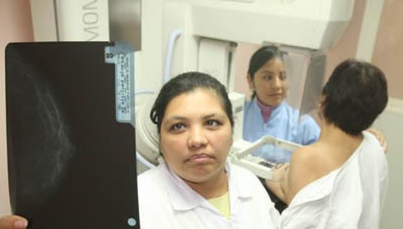 Realizan despistajes de cáncer de mama en Plaza Mayor de Lima