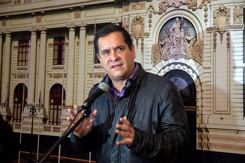 Luis Iberico rechaza rumores de golpe de Estado y pide tolerancia frente a la prensa