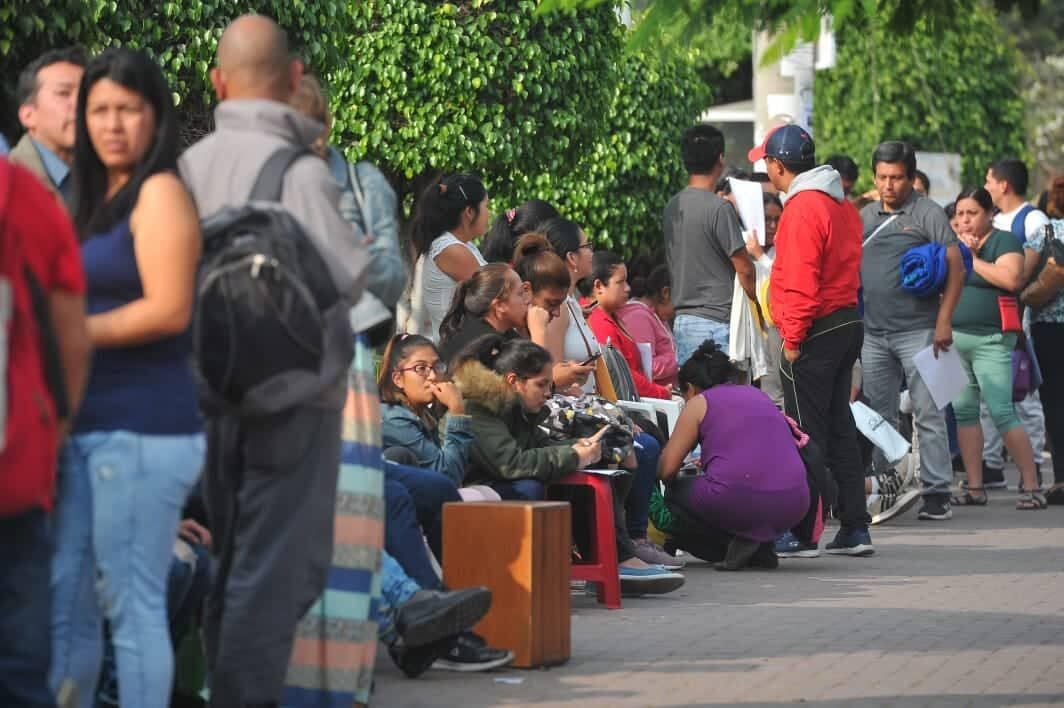 Padres de familia hacen largas colas fuera del colegio Niño Jesus de Prada en San Luis para separar matrícula. Fotos: Diana Marcelo